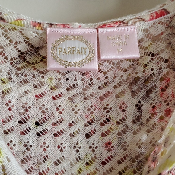 Parfait Hooded Flowery Top with Shiny Buttons - Picture 2 of 4